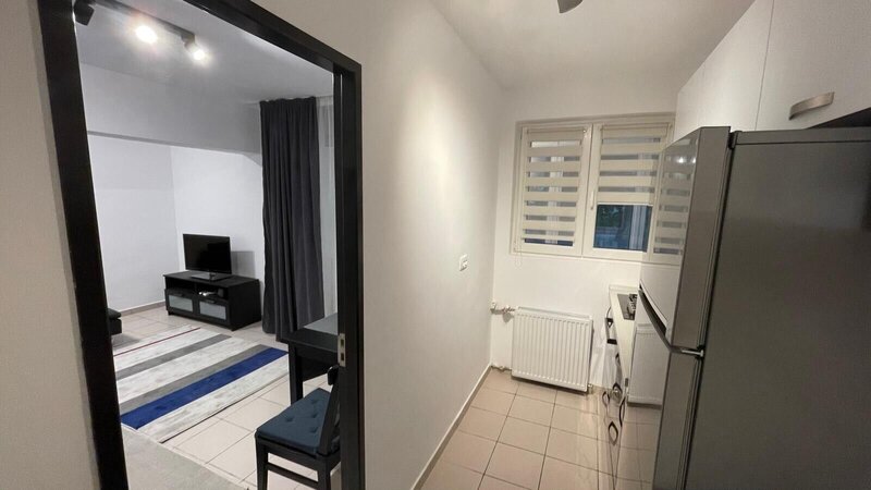 Titan metrou vanzare garsoniera bloc mixt